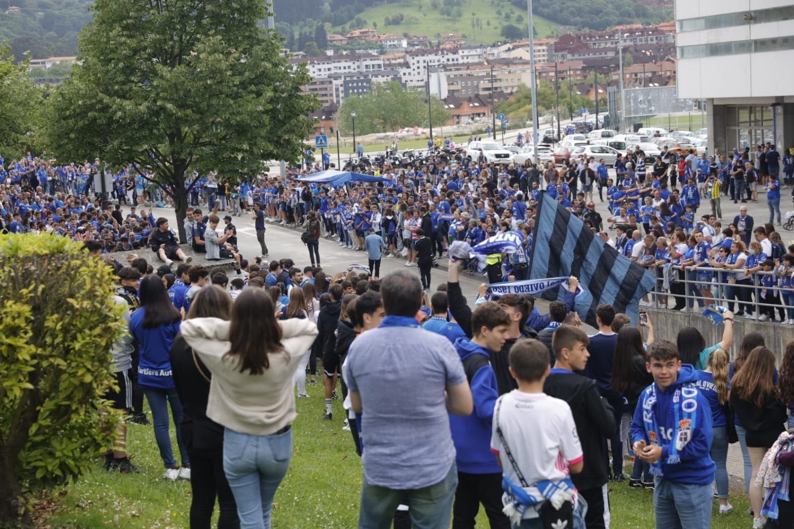 La afición del Oviedo sale a la calle para apoyar al equipo en el encuentro ante el Ibiza