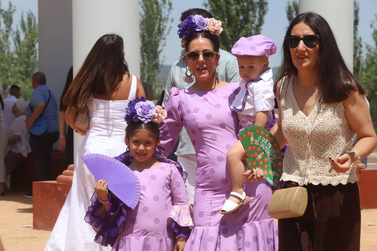 El ambiente familiar gana protagonismo en el recinto ferial pese al calor de la jornada