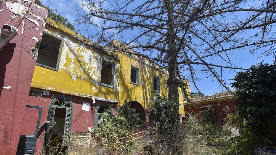 El ruinoso hotel Los Frailes, a la espera de un nuevo dueño que le dé un uso social