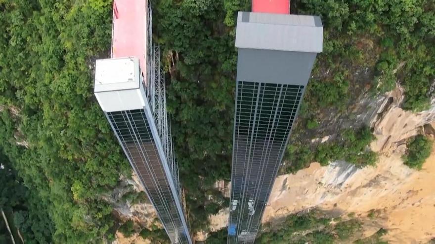 Costruiscono in Cina due ascensori battezzati come 'autobus scolastico del cielo'