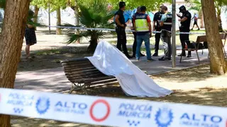 Hallan muerto a un hombre sobre un banco de un jardín en Murcia