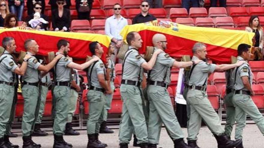 Los compañeros de los militares, con los féretros.