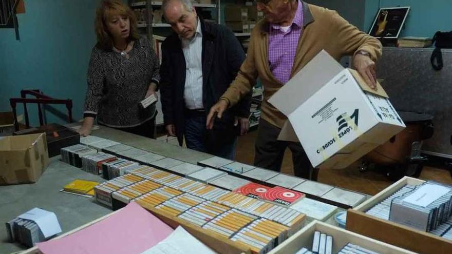 María Jesús López, José Carlos Gosálvez y Miguel Manzano ante el archivo del músico.