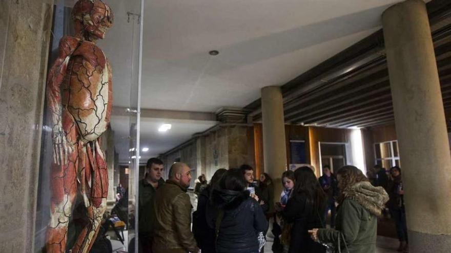 Aspirantes gallegos a una de las plazas que oferta Sanidad, ayer, tras el examen. // Óscar Corral