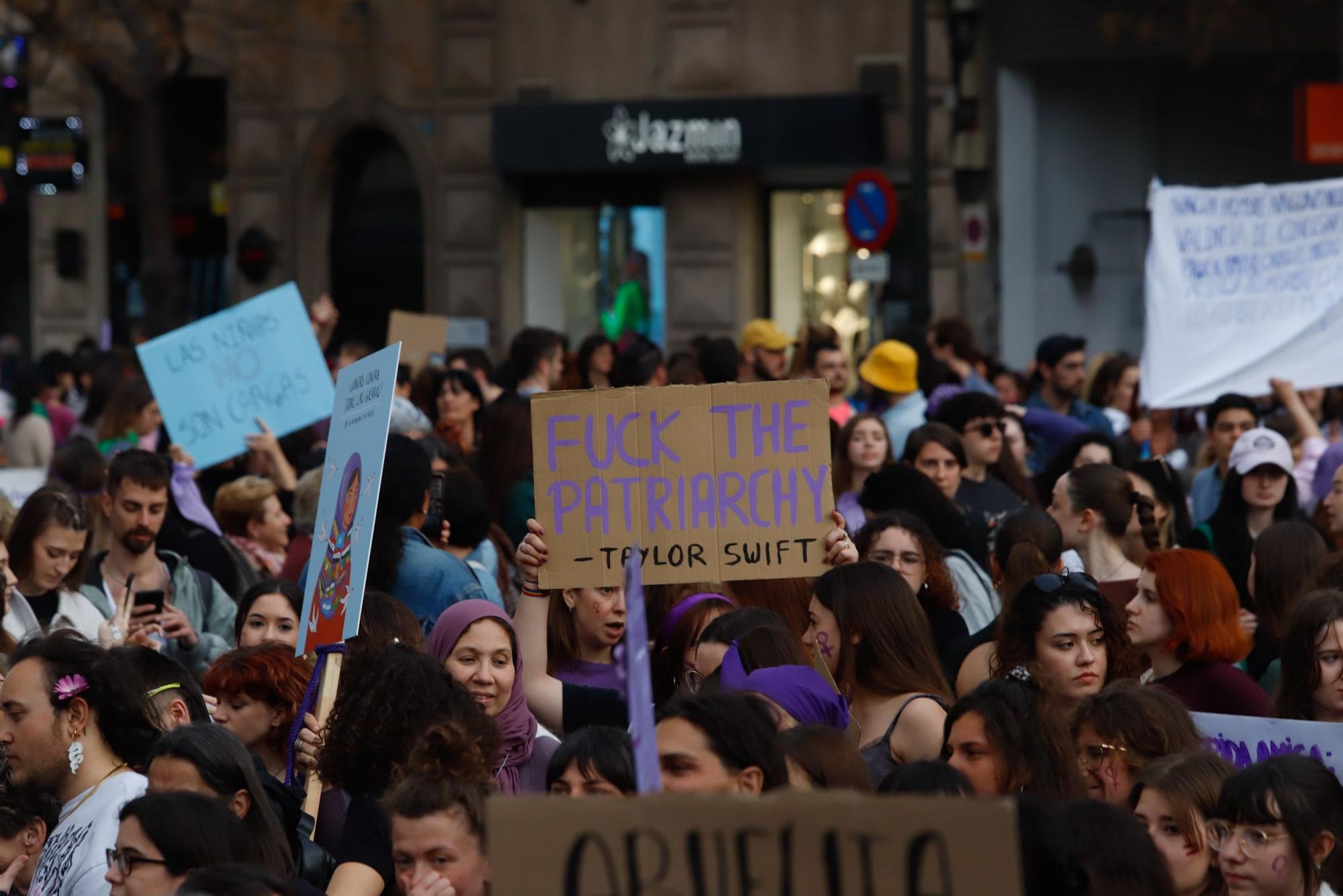 La manifestación de la Coordinadora Feminista de València para celebrar el 8 M