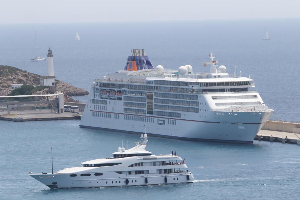 El 'Europa 2' amarrado en el puerto de Ibiza.