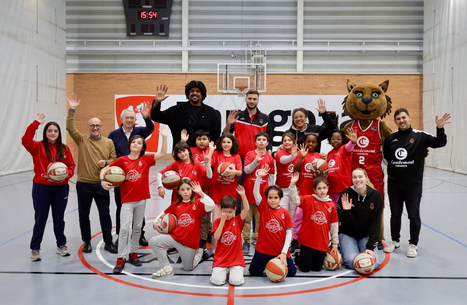 En imágenes | Visita del Casademont Zaragoza al Colegio Tenerías