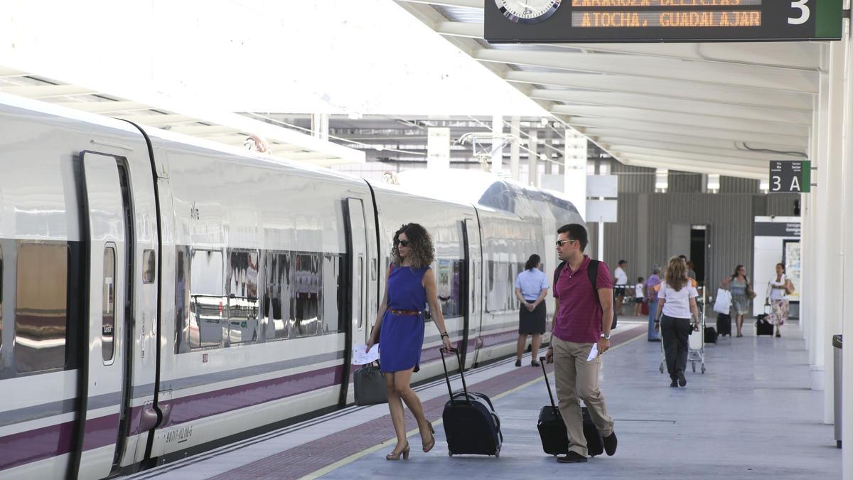 Dos pasajeros suben al AVE directo Alicante-Zaragoza, que circuló solo en 2014.