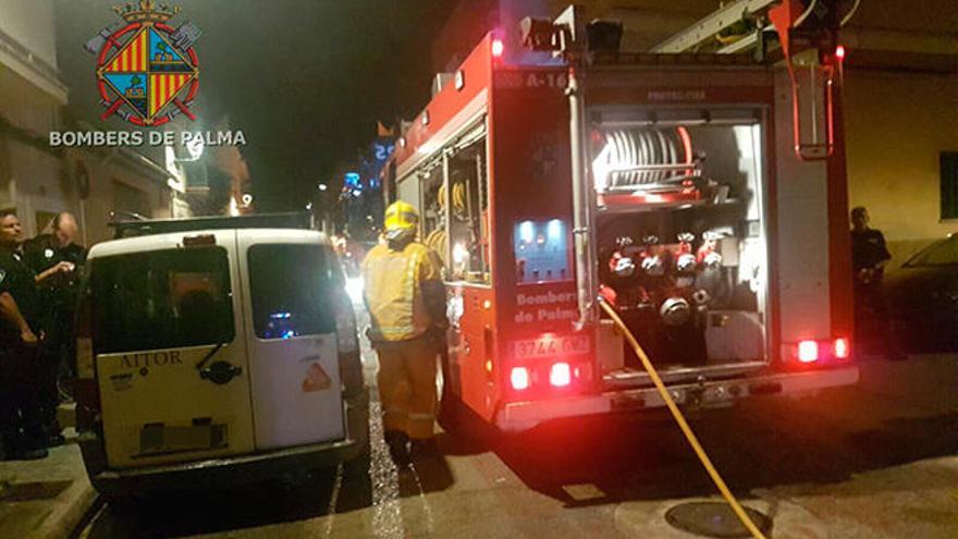 Una familia, atrapada en el incendio de un piso en Palma