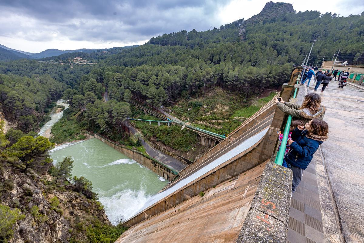 Desembalse de agua en Guadalest tras las fuertes lluvias de marzo de 2022.