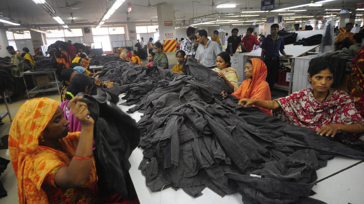 Unas trabajadoras revisan prendas de ropa en una factoría de Ashulia, una zona industrial ubicada en las afueras de la capital de Bangladés, Daca.