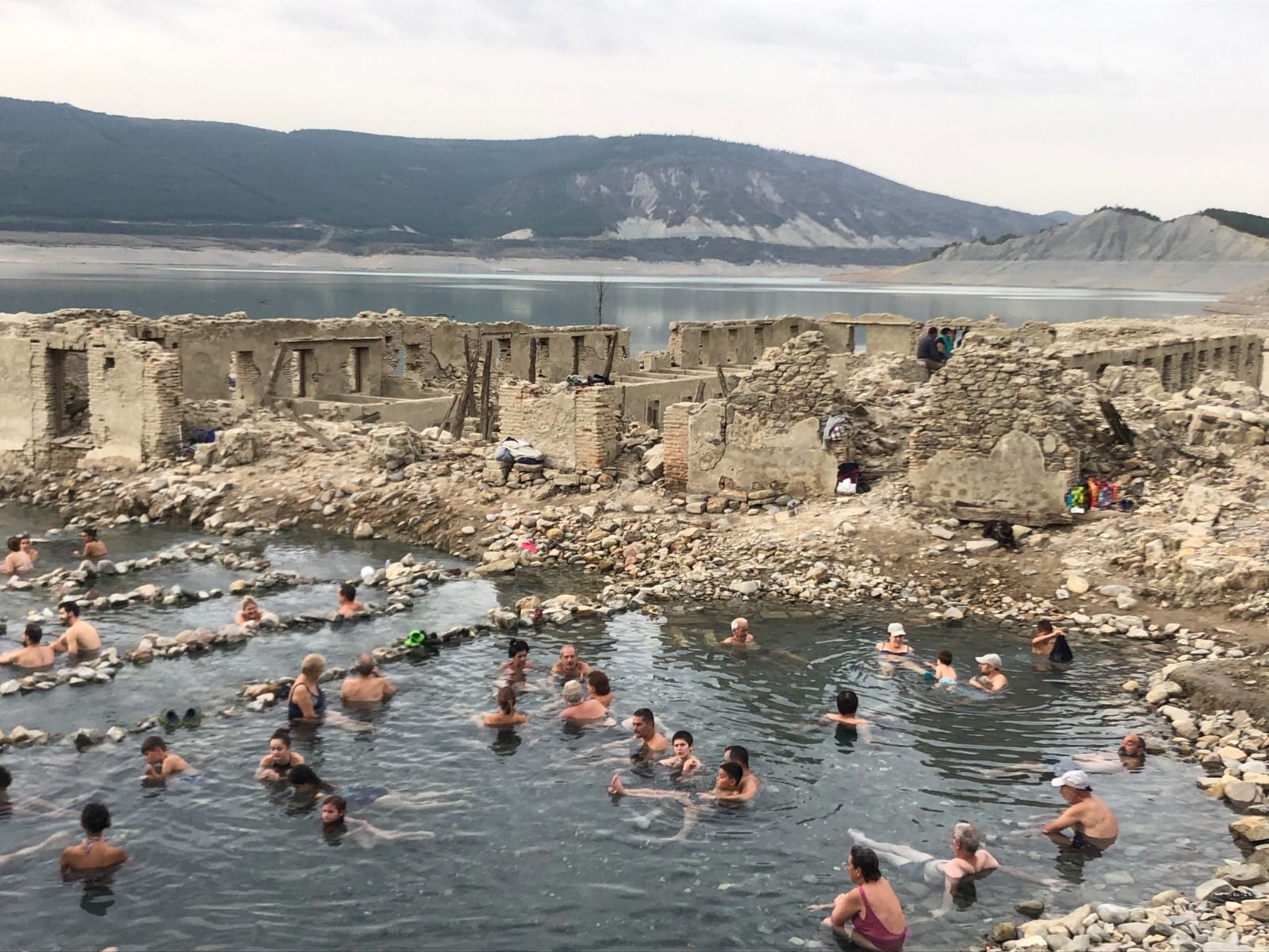 "Emergencia" en Yesa: La sequía revive el balneario de Tiermas