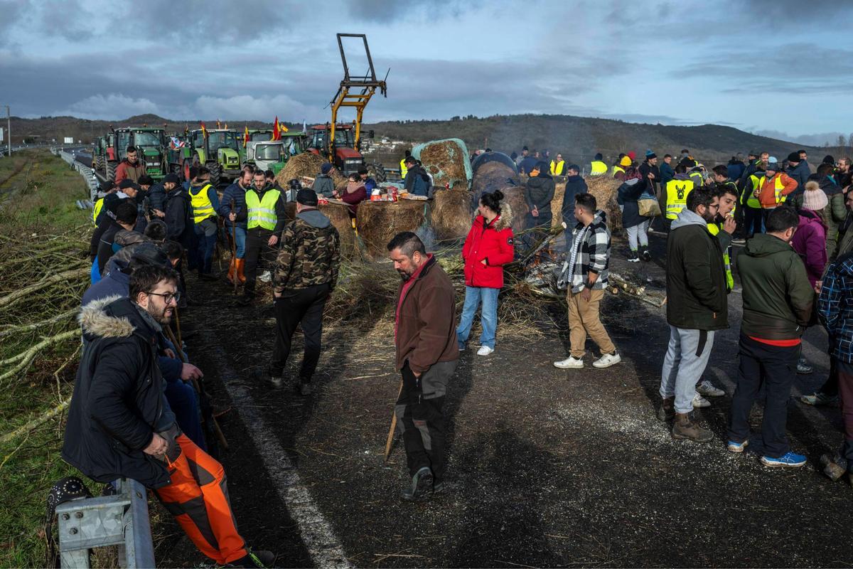 Los agricultores protestan en Ourense por el pacto de Mercosur: quemas y cortes de carretera
