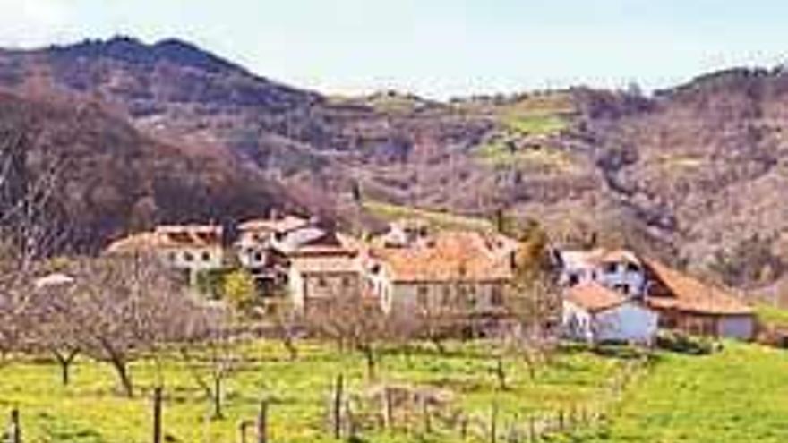 De arriba abajo; Fresnosa, en Piloña, vista de los Picos desde Anayo e indicador de Robledo.