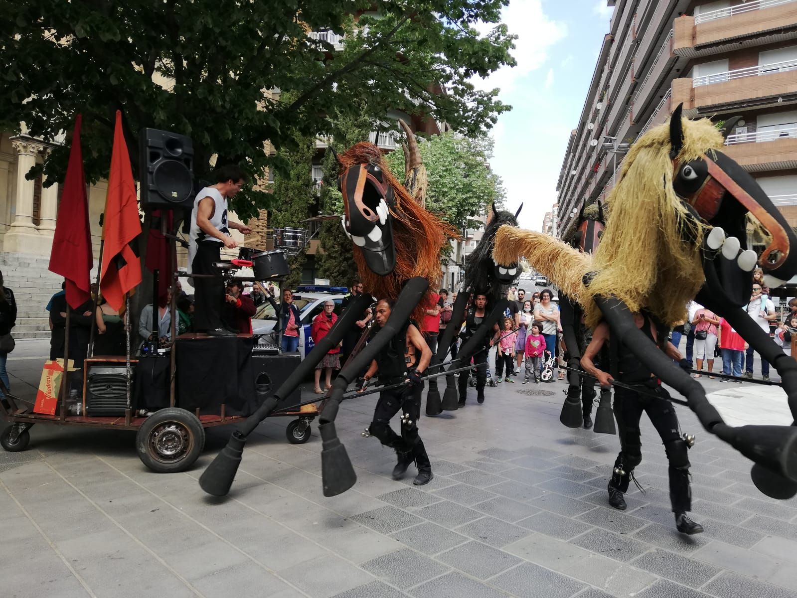 Imagina't fa una cercavila amb aires menorquins al centre de Manresa