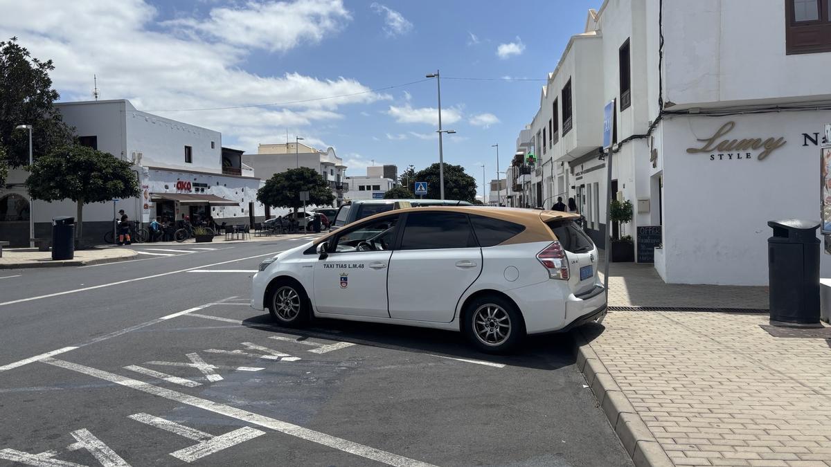 Un taxi en el pueblo de Tías.