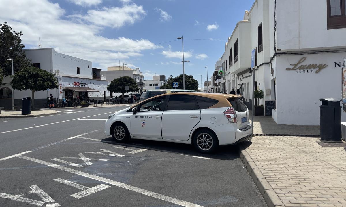 Un taxi en el pueblo de Tías.