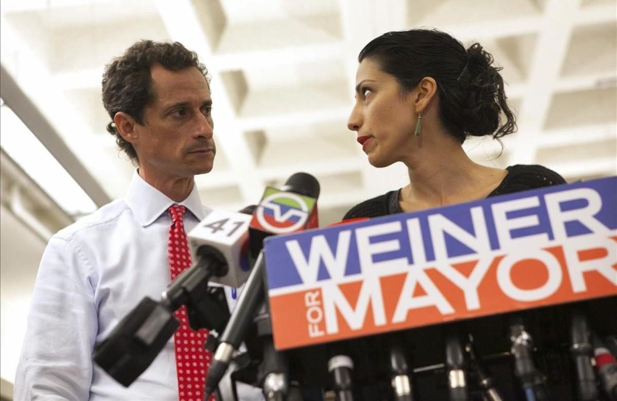 cmontanyes36075650 new york mayoral candidate anthony weiner and his wife huma 161028225538