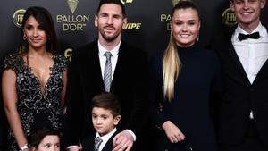 Frenkie De Jong (1-D), su novia Mikky Kiemeney (2-D), Lionel Messi (3-D) y su esposa Antonella Roccuzzo (1st-L) e hijos Thiago and Mateo llegan a la gala del Balon de Oro France Football 2019 en el Chatelet Theatre en Paris.