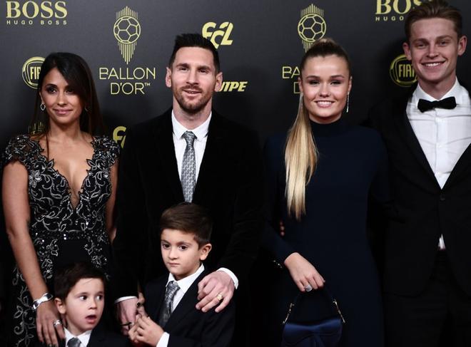 Frenkie De Jong (1-D), su novia Mikky Kiemeney (2-D), Lionel Messi (3-D) y su esposa Antonella Roccuzzo (1st-L) e hijos Thiago and Mateo llegan a la gala del Balon de Oro France Football 2019 en el Chatelet Theatre en Paris.