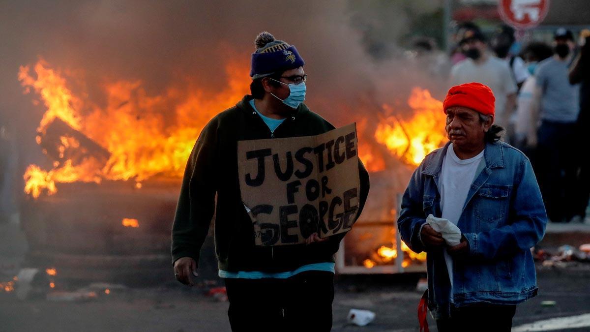 Saqueos y una estación de policía en llamas por la muerte de George Floyd