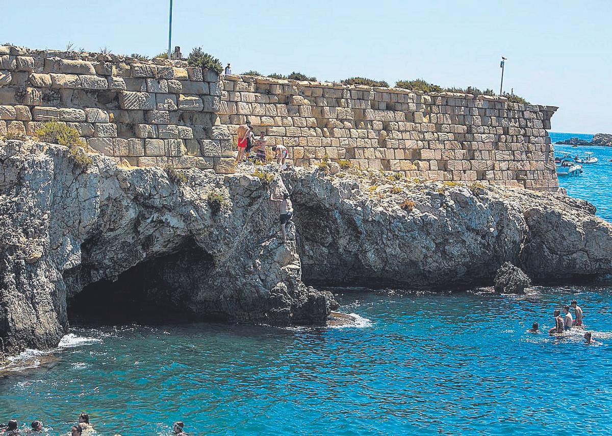 Paño de muralla perfectamente conservada y debajo la «Cova del llop marí».