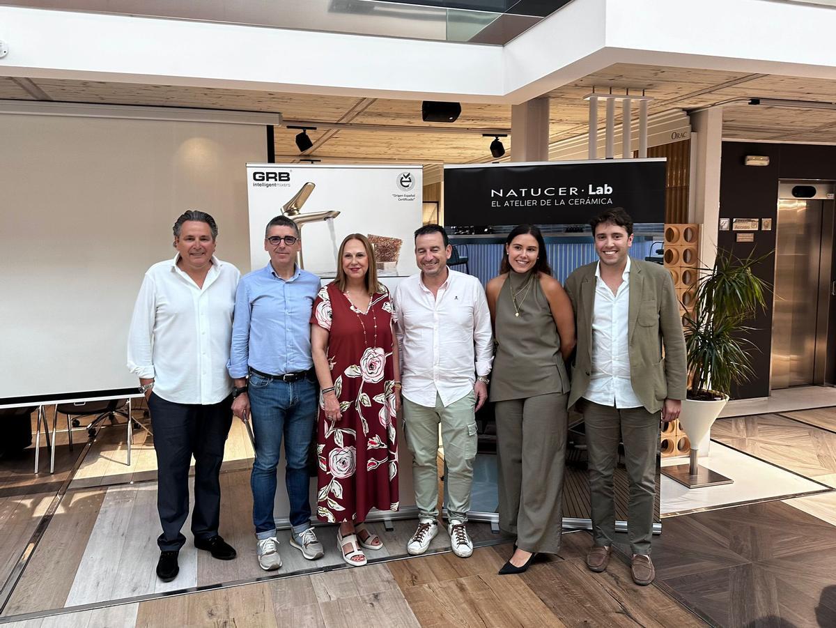 Presentación de soluciones de grifería y cerámica por extrusión porcelánica ofrecidas por los fabricantes GRB y Natucer en Almacenes Femenias