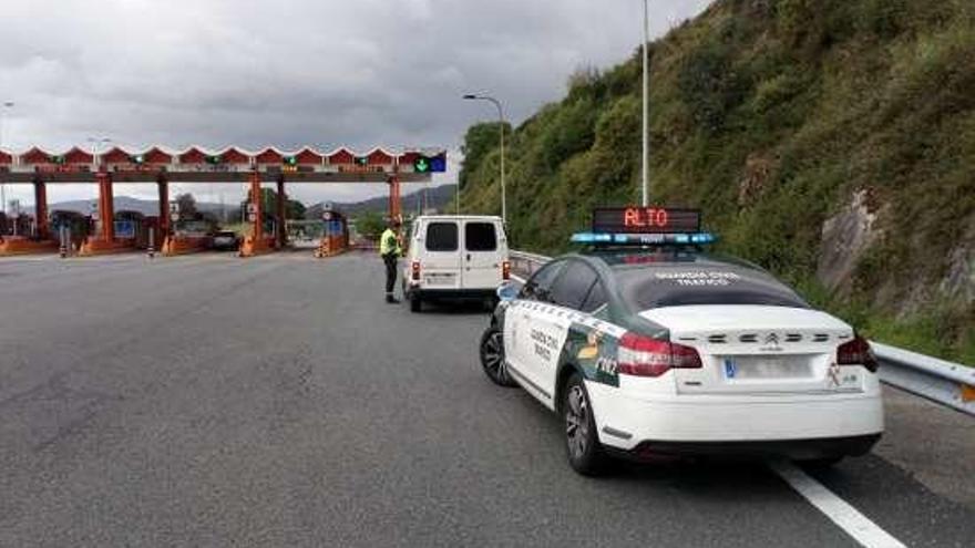 Intervención de los agentes en la autopista. // Guardia Civil