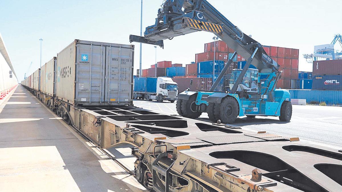 Imagen de archivo correspondiente a la carga de un tren de mercancías en la dársena norte del puerto de Castelló.