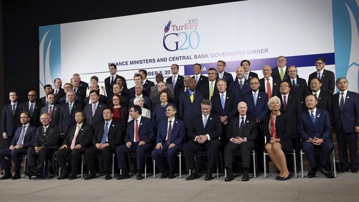 Los ministros de Economía y gobernadores de los bancos centrales del G-20 posan en Lima, junto con la directora gerente del FMI, Christine Lagarde, y el presidente del Banco Mundial, Jim Yong Kim, durante la asamblea general de estas instituciones.
