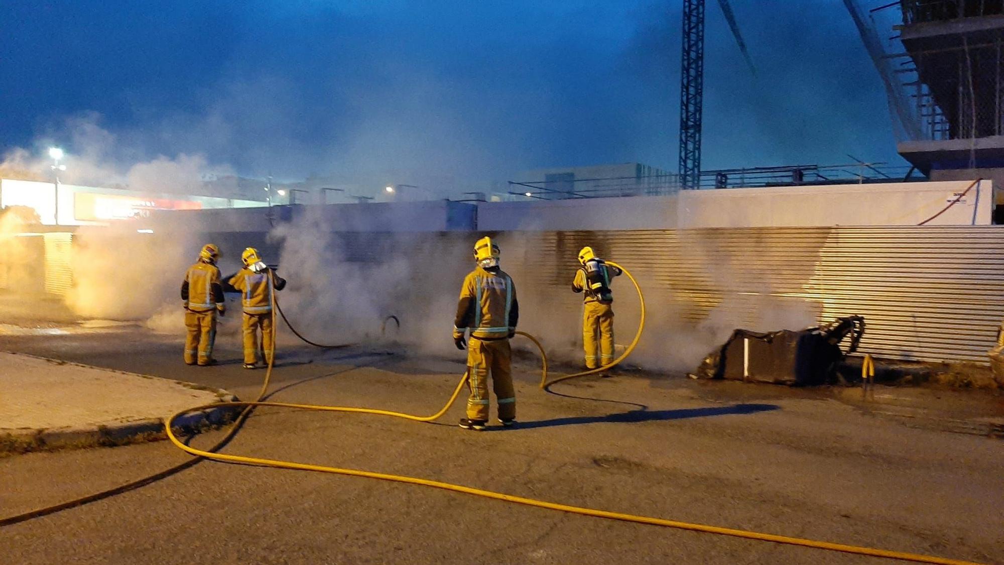 Incendio de contenedores en el Molinar