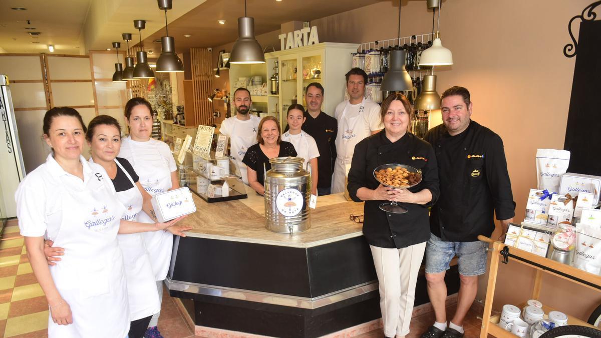 Los trabajadores de esta confitería de Pedralonga, posando con sus galletas de nata.
