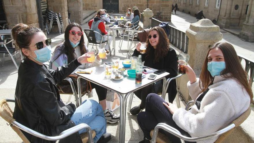 Cuatro amigas, celebrando el cumpleaños de una de ellas, en la Plaza Mayor. //IÑAKI OSORIO