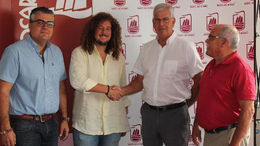 El alcalde Nicolás Guitiérrez saluda al ingeniero Andrés Palacios junto a Tony Gallardo (d) y Lito Soler (i).