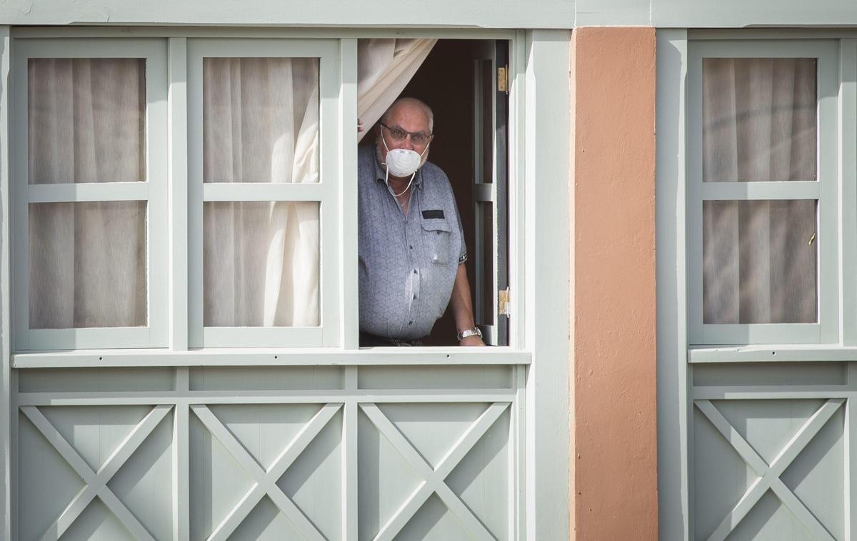 Uno de los clientes del hotel Costa Adeje se asoma a la ventana durante su confinamiento forzoso en febrero de 2020