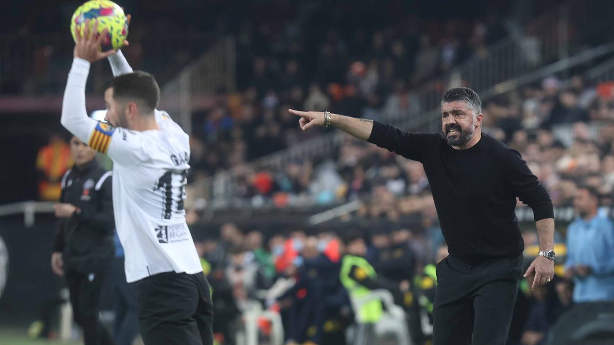 Gattuso da instrucciones mientras Gayà saca de banda