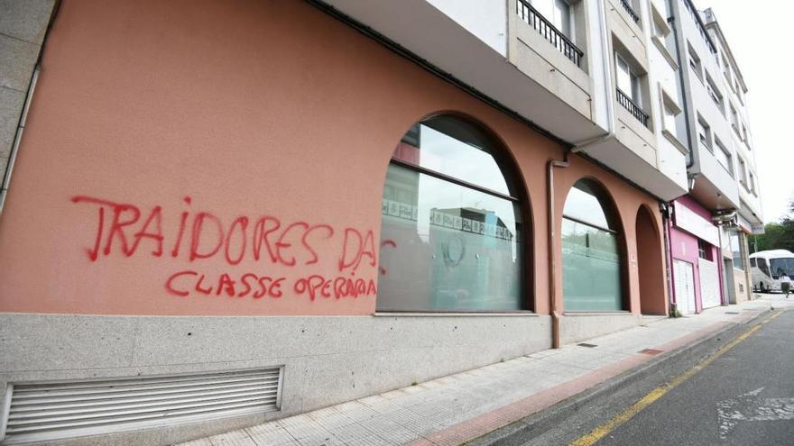 Pintadas en la sede del PSOE que también apareció con cristales rotos y astillados por el impacto de algún objeto contundente.