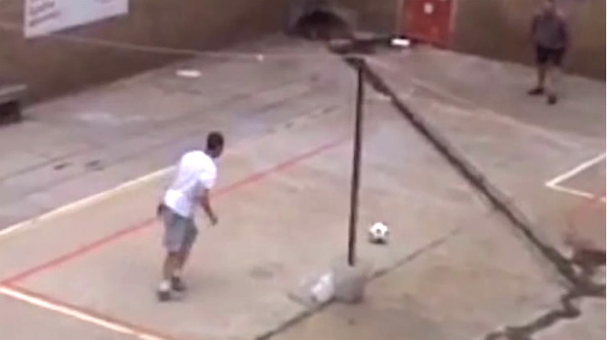 Les imatges d’Oscar Pistorius jugant a futbol a la presó.