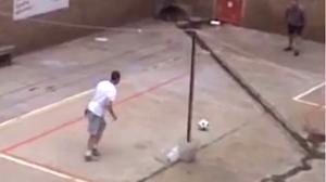 Les imatges d’Oscar Pistorius jugant a futbol a la presó.