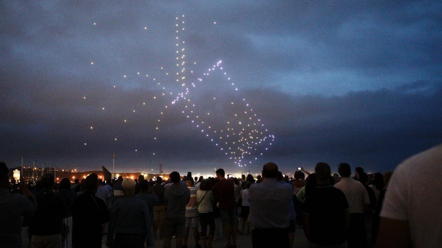 Los espectáculos de drones en Gijón congregaron a unas 200.000 personas en Poniente