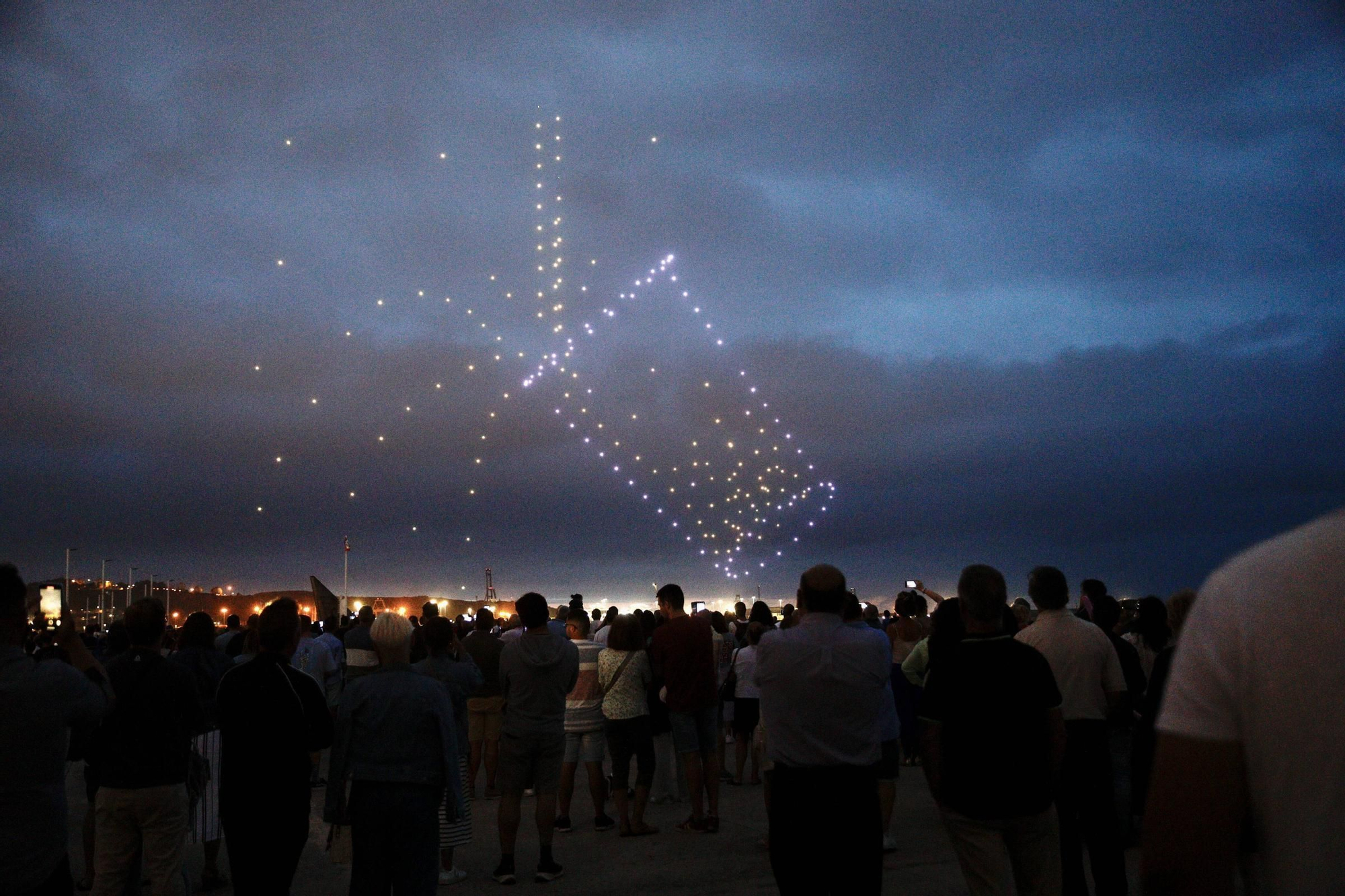 Así ha sido la primera cita de la noche de los drones en Gijón