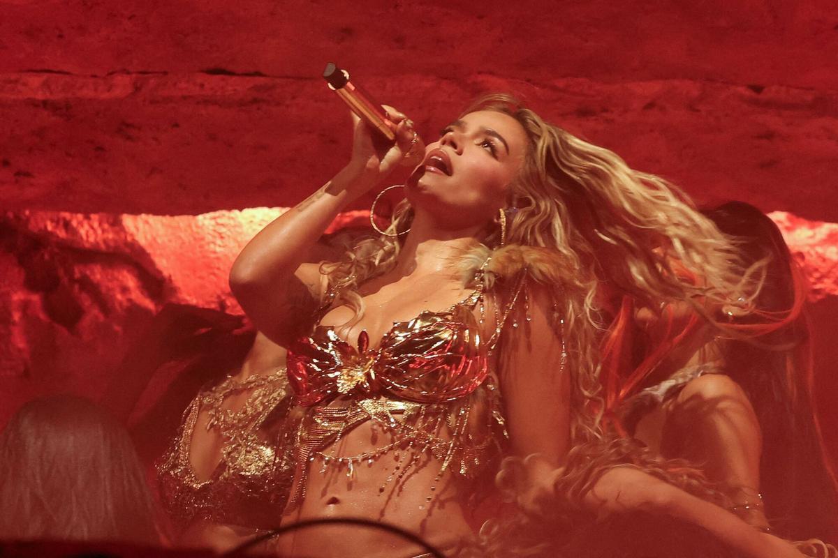 La artista colombiana Karol G, durante su concierto en Coachella, este 12 de abril en Indio (EEUU).