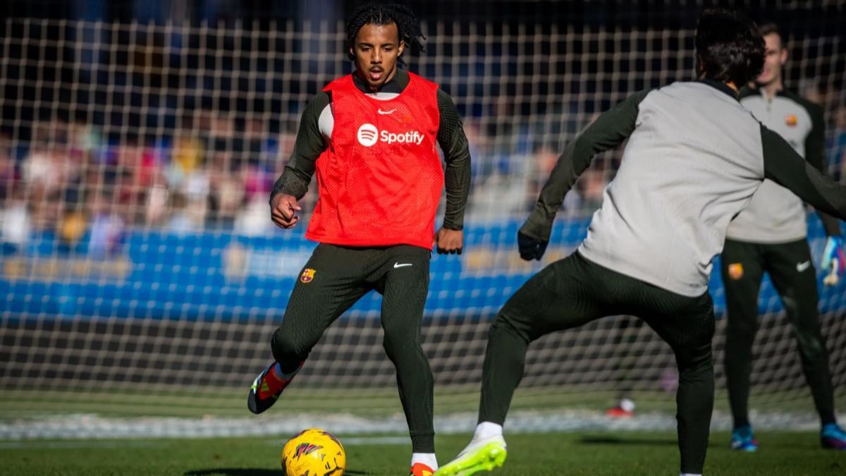 Koundé, en el entrenamiento del Barça realizado a puertas abiertas en el Estadi Johan Cruyff tras las fiestas navideñas.