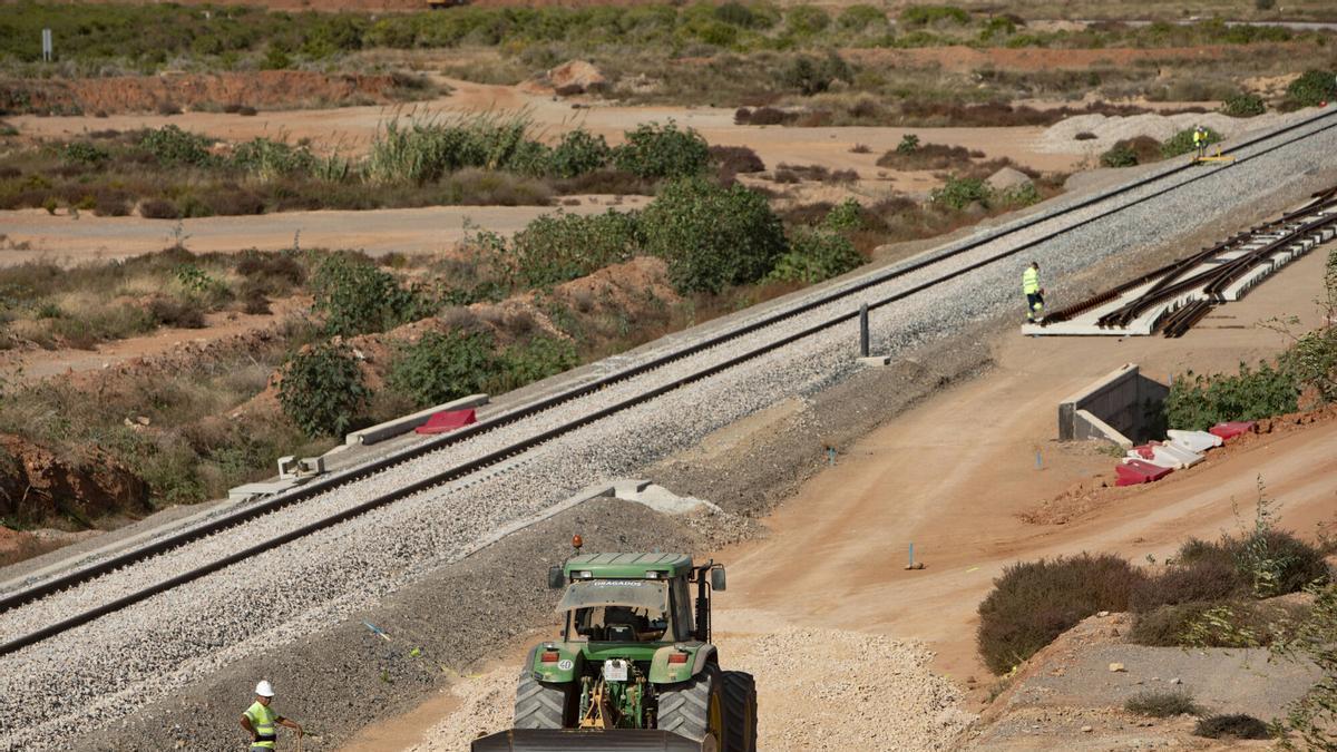Obras para llevar el tren de mercancías al puerto de Sagunt, en una imagen de archivo.