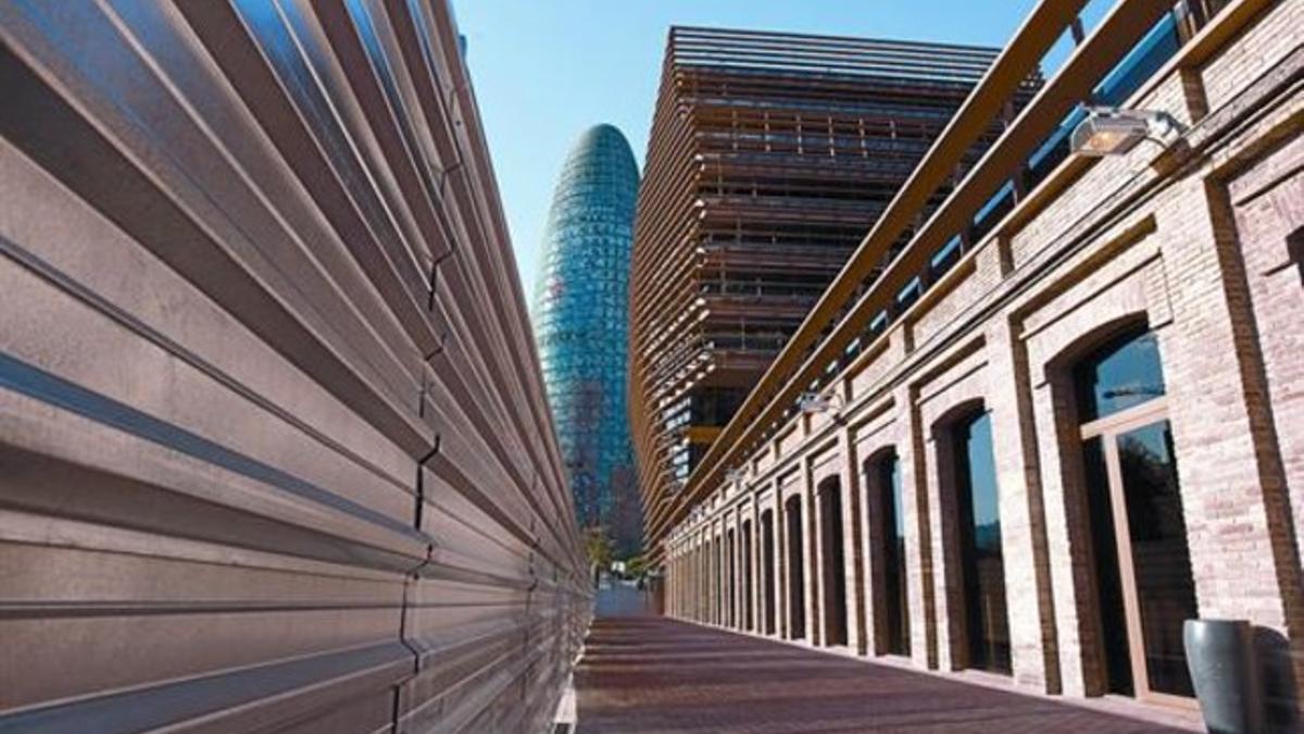 El singular edificio de color de cobre de Enric Batlle y Joan Roig, con la nave restaurada de Can Tiana a la derecha y la torre Agbar al fondo, ayer.