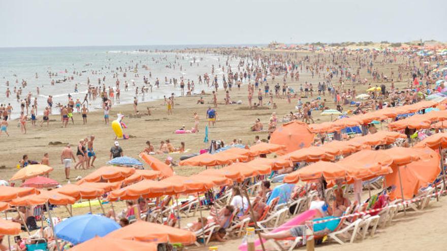 Vista panorámica de la playa del Inglés durante la época estival.