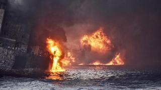 El petrolero iraní que chocó con un mercante en el Mar de China estalla y se hunde