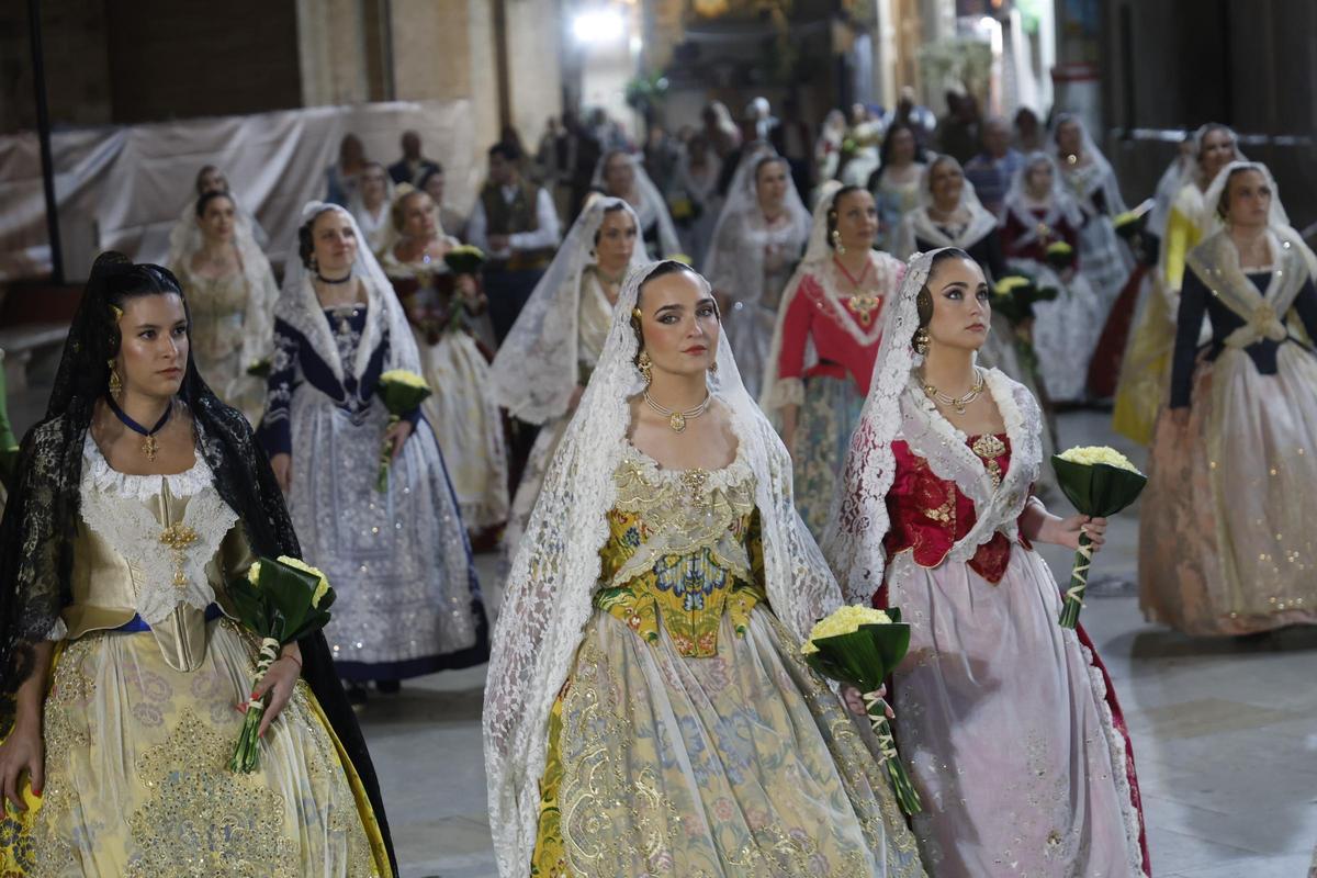 Todas las fotos de la Ofrenda del 18 de marzo por la calle San Vicente hasta la 20:30 horas