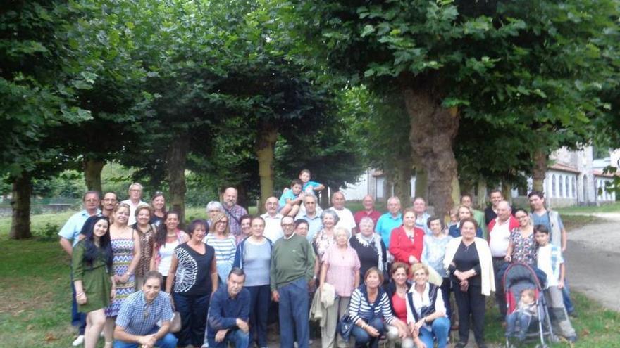 En la imagen superior, el homenaje a La Hermida en la fiesta del Santucu. Sobre estas líneas, asistentes a la romería asturiana de Benia.