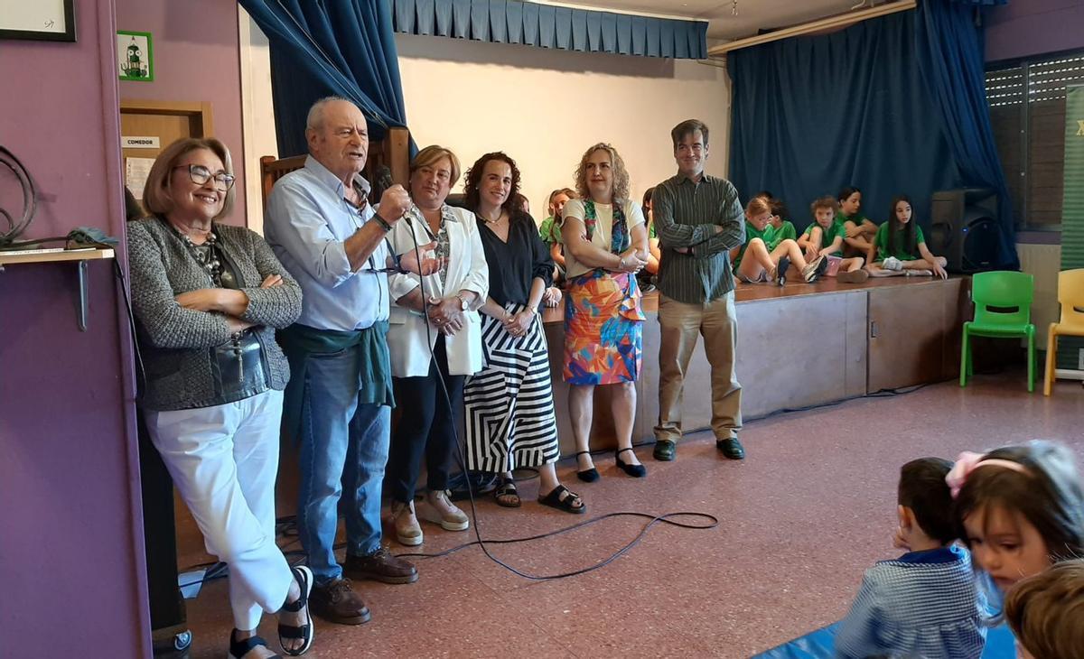 Pela izquierda, Aurora García, Nacho Fonseca, Ana Nosti, Noelia Macías, Inés Estrada y Ales Mones, presidente del Ampa. | L. P.